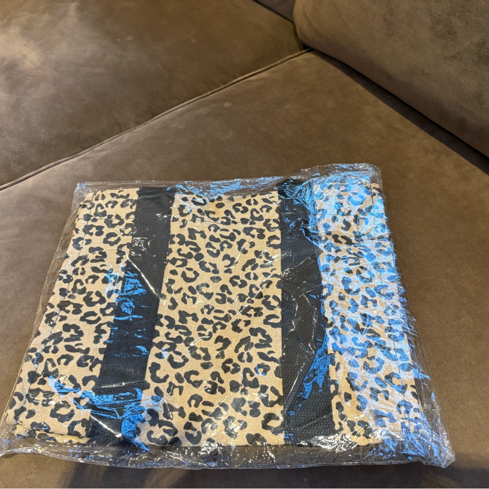 Leopard Print Canvas Crossbody Tote Bag with Strap. - Picture 4 of 4
